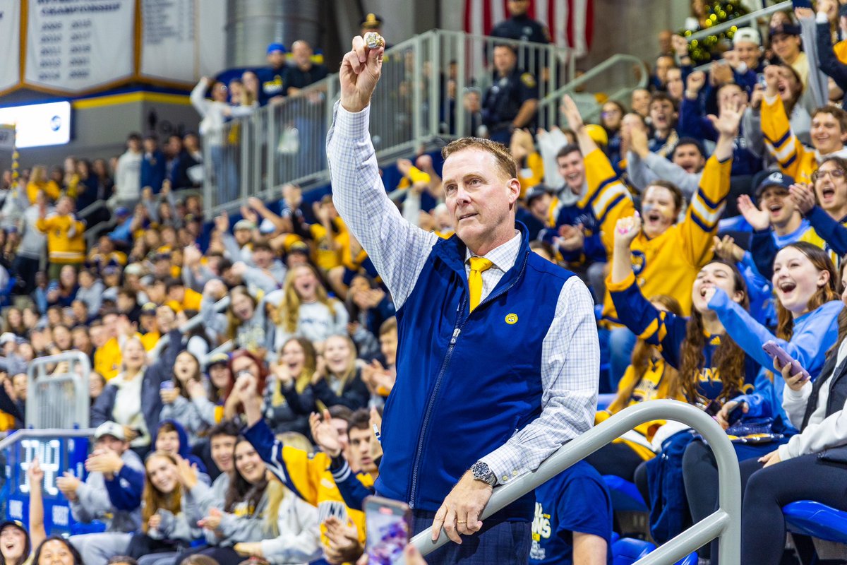 peytonmck's tweet photo. Quinnipiac University raised @QU_MIH’s national championship banner prior to their season opener against @BC_MHockey today.

📸 for @QUChronicle | @QUChronSports https://t.co/uWcLDEgabL
