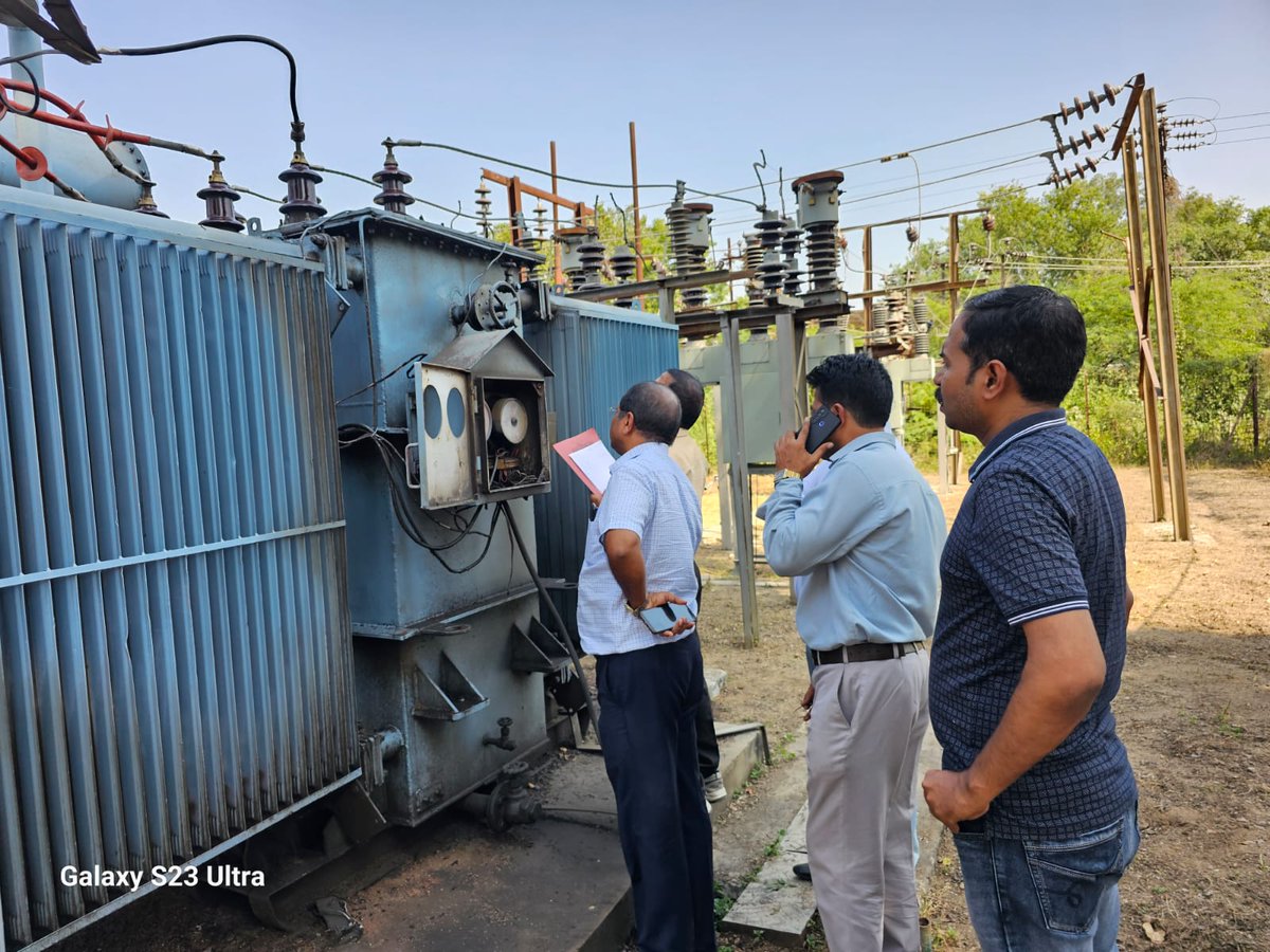 dvvnljhansi's tweet photo. आज दिनांक 8 अक्टूबर 2023 को 33 बात 11 केवी विद्युत उपकेंद्र बिजौली पर अधिशासी अभियंता महोदय परीक्षण सहायक अभियंता प्रथम द्वितीय उपखंड अधिकारी की उपस्थिति में 11 के बी पैनल एवं पावर परिवर्तकों की टेस्टिंग की गई @mddvvnl @UPPCLLKO @dvvnl https://t.co/Ltpi1PRAZj