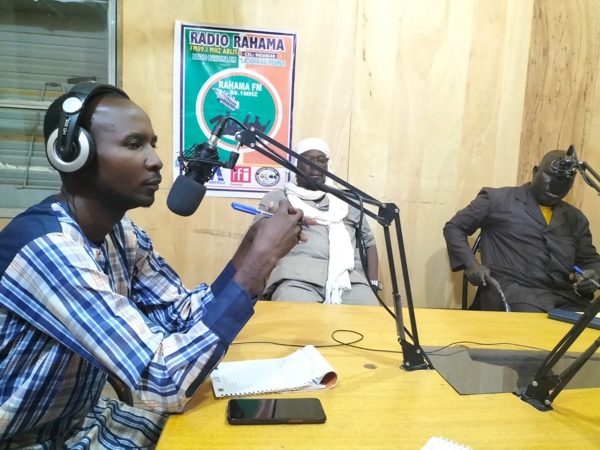 mayaki37450211's tweet photo. Émission tribune citoyenne. 
C'était sur les défis et perspectives pour réussir une bonne rentrée académique. 
#Ajappe #RadioRahamafm @Arlit https://t.co/znG1mTgbHV