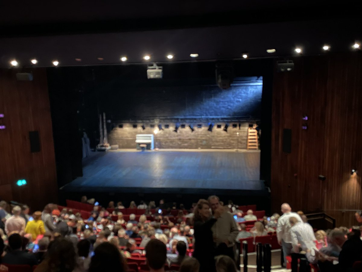 jayladd9876's tweet photo. Nice night of #theatre in @AbbeyTheatre last night with @creamycurranbun . Mind you wasn’t overly impressed with #sandymountsuzy making a reference to #donaghmede .. but when you think of it, you wryly smile that the #bould #damo from #donaghmede sold more #abbey seats 🤷‍♂️😱😱😎😎 https://t.co/V9P0T53wCy