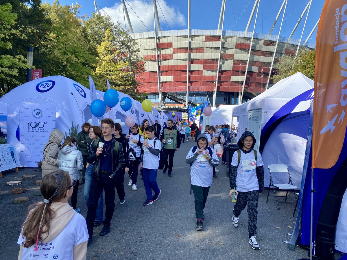 GIBandych's tweet photo. Niemal bezchmurne niebo i słońce 🌤️ Idealna pogoda na ostatni dzień działania miasteczka zdrowia #ZdroweŻycie♥️
Do godz. 18 zapraszamy na @PGENarodowy na badania i konsultacje medyczne 🩺 ale też bieg #RundaySunday oraz koncerty Blanki #Solo ❗️i Darka Malejonka #RodzinaUlmów 🎶‼️ https://t.co/1z9odJapyl