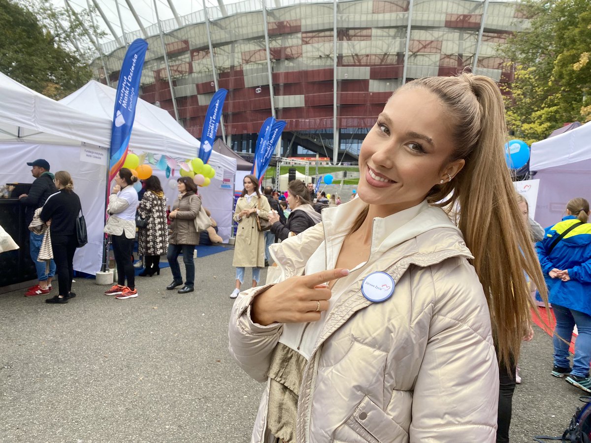 GIBandych's tweet photo. Niemal bezchmurne niebo i słońce 🌤️ Idealna pogoda na ostatni dzień działania miasteczka zdrowia #ZdroweŻycie♥️
Do godz. 18 zapraszamy na @PGENarodowy na badania i konsultacje medyczne 🩺 ale też bieg #RundaySunday oraz koncerty Blanki #Solo ❗️i Darka Malejonka #RodzinaUlmów 🎶‼️ https://t.co/1z9odJapyl