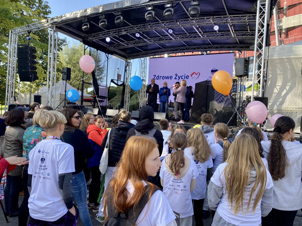 GIBandych's tweet photo. Niemal bezchmurne niebo i słońce 🌤️ Idealna pogoda na ostatni dzień działania miasteczka zdrowia #ZdroweŻycie♥️
Do godz. 18 zapraszamy na @PGENarodowy na badania i konsultacje medyczne 🩺 ale też bieg #RundaySunday oraz koncerty Blanki #Solo ❗️i Darka Malejonka #RodzinaUlmów 🎶‼️ https://t.co/1z9odJapyl