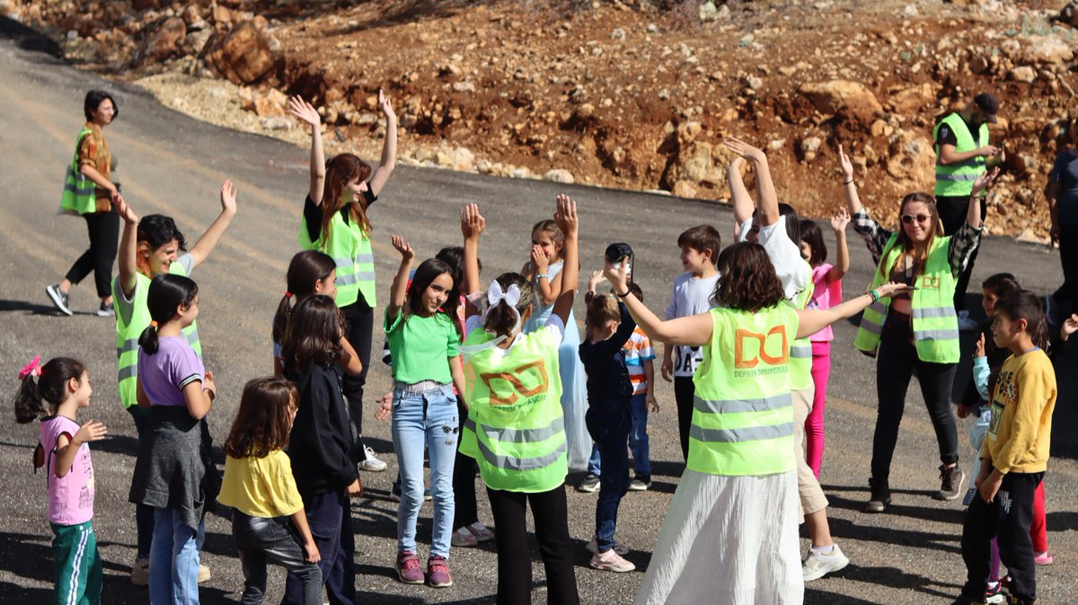 GolbasiDepremm's tweet photo. Kalemkaş Köyü'nde gerçekleştirilen dayanışma etkinliğinde kadın dayanışma merkezi, çocuk oyun evi, gençlik merkezi, kütüphane açılışları sonrası etkinlik konserler ve "Üç Gün" belgeseli gösterimi ile sona erdi. Gün boyu yapılan etkinliklerde çevre köylerden+ https://t.co/2rZIjhXeSq
