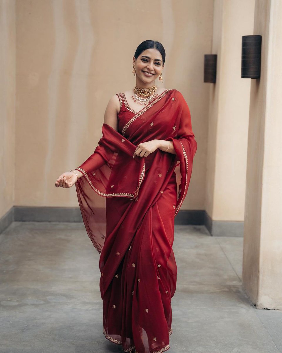 filmcrazymedia's tweet photo. Beauty #AishwaryaLekshmi ❤️❤️
More Images 👉 https://t.co/B68DAUe5Wr
#FCGallery https://t.co/hlkVIR46vo