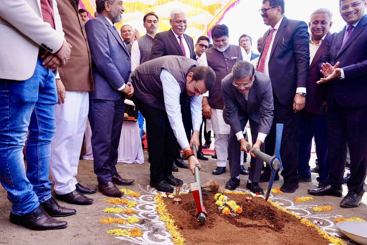 Dev_Fadnavis's tweet image. 🕦11.45 am | 8-10-2023 📍 Mandangad, Ratnagiri | स. ११.४५ वा. | ८-१०-२०२३ 📍 मंडणगड,रत्नागिरी

🔸 दिवाणी न्यायाधीश कनिष्ठ स्तर व न्यायदंडाधिकारी प्रथम श्रेणी न्यायालयाच्या नवीन इमारतीचा कोनशिला समारंभ

@samant_uday
 #Maharashtra #Ratnagiri #Court #mandangad #law #GoodGovernance…