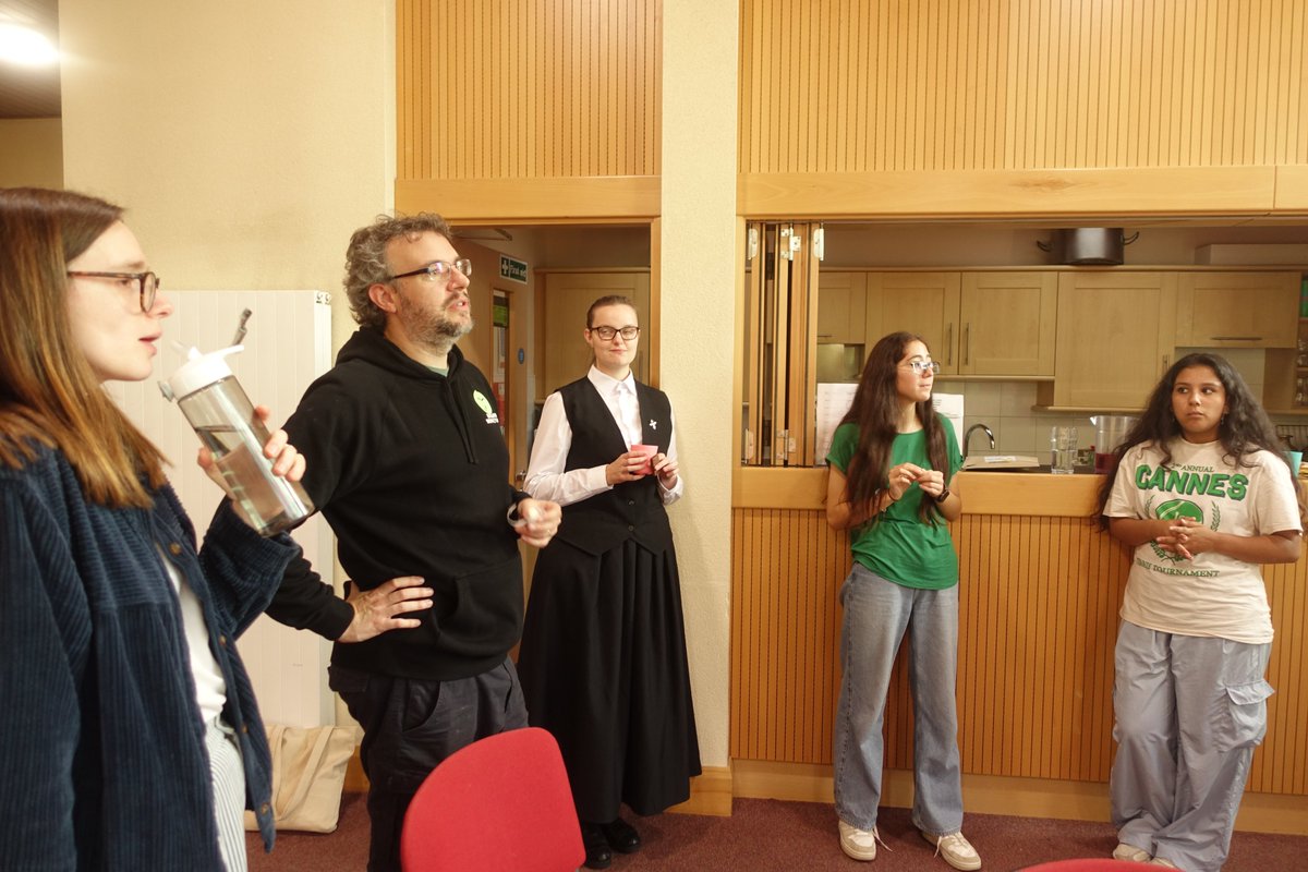DomSrStJoseph's tweet photo. Sr Carino, Betheny, and Sr Lucy went to Holy Family Southampton for the monthly youth group yesterday!
#mission #youthgroup #catholicyouth #apostolate #parishlife #community https://t.co/6Etbr5ZoxN