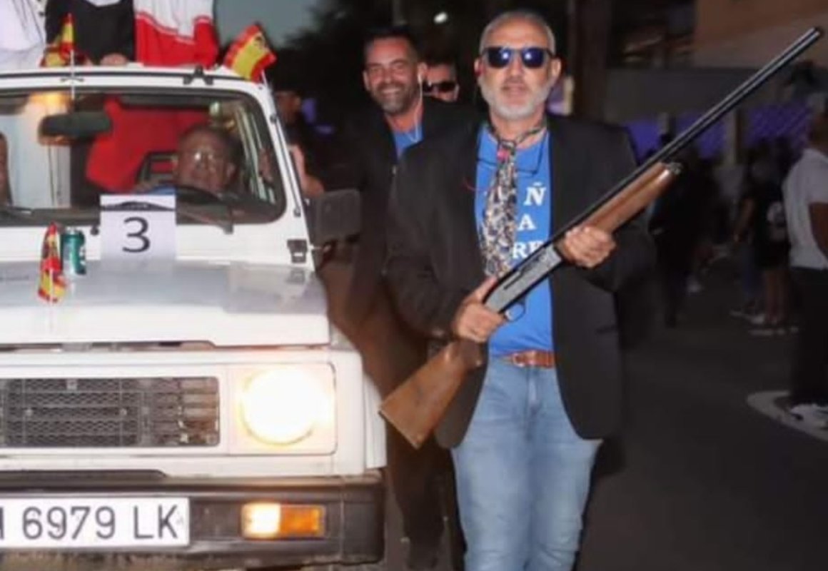 El alcalde de Pantoja (Toledo) se pasea con un arma en un desfile lúdico durante las fiestas

👉encastillalamancha.es/castilla-la-ma…