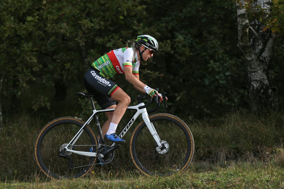 ThomasSneyers's tweet photo. Klaar voor de allereerste van het Belgische veldritseizoen: #ExactCross Beringen! 

Succes aan de ganse équipe! 🍀

#CrelanCorendon ❤️💚

📸 @Photopressbe https://t.co/mdz6ROcq3l