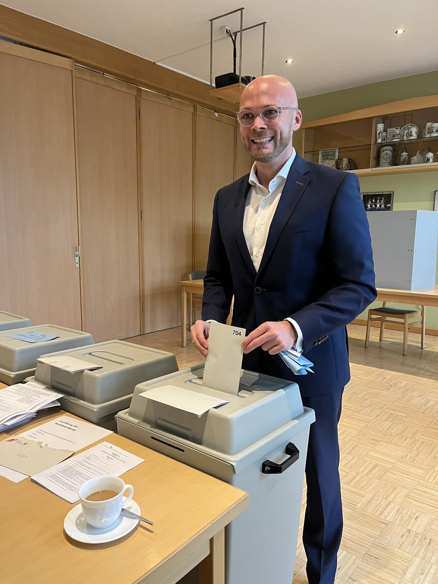 Einer der Direktkandidaten im Stimmkreis Augsburg Land/Dillingen, Fabian Mehring von den FW bei der Stimmabgabe in Waltershofen - Wahlbeteiligung laut Wahlhelfern bisher gut - bereits 40% Briefwahl im Stimmbezirk. <a href="/BR24/">BR24</a> #ltwBayern