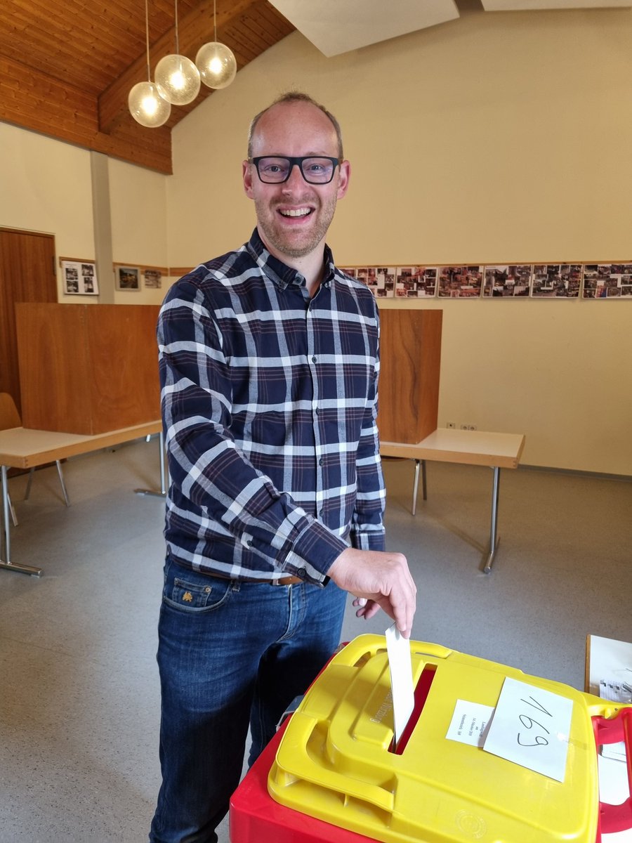 A_Kolbow's tweet photo. Heute ist Landtags- und Bezirkstagswahl. Meine Bitte an euch: geht wählen und wählt demokratisch. Natürlich würde ich mich auch freuen,  wenn ihr mir eure Stimme schenkt. Mein Dank gilt allen Wahlhelferinnen und Wahlhelfern, die für einen reibungslosen Ablauf sorgen. https://t.co/gcidv0qFeF