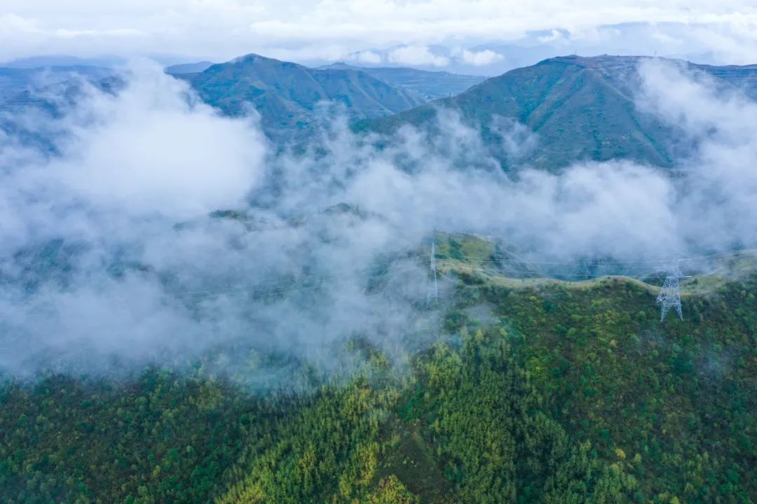 GansuFlavor's tweet photo. The clouds and mist drift trough the mountains like a fairyland.

#Gansu #China #chinagansushow #countyside https://t.co/omFrbRXc4c