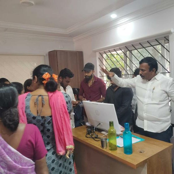 CKRBJP's tweet photo. ಪಿ ಎಂ ಸ್ವ ನಿಧಿ ಯೋಜನೆಯಾಡಿಯಲ್ಲಿ ಹಾಲು ಮಾರುವವರು,ದಿನ-ಪತ್ರಿಕೆ ಮಾರುವವರು, ಬೀದಿ ವ್ಯಾಪಾರಿಗಳಿಗೆ ಅರ್ಹವಿರುವ ಮಹಿಳೆಯರಿಗೆ ಸಾಲ ಸೌಲಭ್ಯ ಕಲ್ಪಿಸಲು ಆನ್ ಲೈನ್ ಮುಖಾಂತರ ಅರ್ಜಿ ಸಲ್ಲಿಸಲು ನನ್ನ ಶಾಸಕರ ಕಛೇರಿಯಲ್ಲಿಯೇ ವ್ಯವಸ್ಥೆ ಮಾಡಲಾಗಿದೆ ಸದುಪಯೋಗ ಪಡೆದುಕೊಳ್ಳಿ.
#pmfund #jayanagara https://t.co/0EjHnVIDJ4