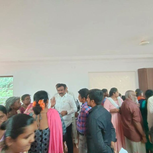 CKRBJP's tweet photo. ಪಿ ಎಂ ಸ್ವ ನಿಧಿ ಯೋಜನೆಯಾಡಿಯಲ್ಲಿ ಹಾಲು ಮಾರುವವರು,ದಿನ-ಪತ್ರಿಕೆ ಮಾರುವವರು, ಬೀದಿ ವ್ಯಾಪಾರಿಗಳಿಗೆ ಅರ್ಹವಿರುವ ಮಹಿಳೆಯರಿಗೆ ಸಾಲ ಸೌಲಭ್ಯ ಕಲ್ಪಿಸಲು ಆನ್ ಲೈನ್ ಮುಖಾಂತರ ಅರ್ಜಿ ಸಲ್ಲಿಸಲು ನನ್ನ ಶಾಸಕರ ಕಛೇರಿಯಲ್ಲಿಯೇ ವ್ಯವಸ್ಥೆ ಮಾಡಲಾಗಿದೆ ಸದುಪಯೋಗ ಪಡೆದುಕೊಳ್ಳಿ.
#pmfund #jayanagara https://t.co/0EjHnVIDJ4
