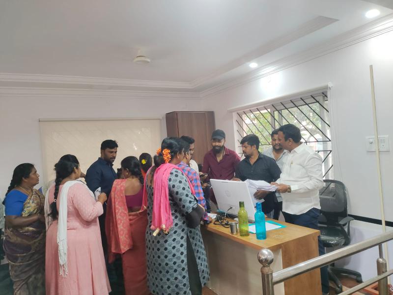 CKRBJP's tweet photo. ಪಿ ಎಂ ಸ್ವ ನಿಧಿ ಯೋಜನೆಯಾಡಿಯಲ್ಲಿ ಹಾಲು ಮಾರುವವರು,ದಿನ-ಪತ್ರಿಕೆ ಮಾರುವವರು, ಬೀದಿ ವ್ಯಾಪಾರಿಗಳಿಗೆ ಅರ್ಹವಿರುವ ಮಹಿಳೆಯರಿಗೆ ಸಾಲ ಸೌಲಭ್ಯ ಕಲ್ಪಿಸಲು ಆನ್ ಲೈನ್ ಮುಖಾಂತರ ಅರ್ಜಿ ಸಲ್ಲಿಸಲು ನನ್ನ ಶಾಸಕರ ಕಛೇರಿಯಲ್ಲಿಯೇ ವ್ಯವಸ್ಥೆ ಮಾಡಲಾಗಿದೆ ಸದುಪಯೋಗ ಪಡೆದುಕೊಳ್ಳಿ.
#pmfund #jayanagara https://t.co/0EjHnVIDJ4