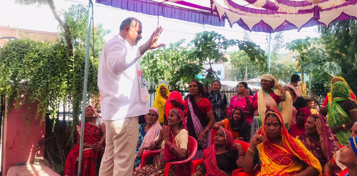 RafeekKhanInc's tweet photo. कार्यकर्ताओं जन प्रतिनिधियों क्षेत्रवासियों एवं गणमान्य जनो के साथ वार्ड 96,97 एवं 98 में सीसी रोड बनाने के कार्यों का शिलान्यास किया।
#DevlopmentWorks
#विकास_कार्य #MLARafeekKhanInc
#Adarshnagar #Jaipur
#RajasthanStateCommissionForMinorities https://t.co/ZSBA6ebgSa