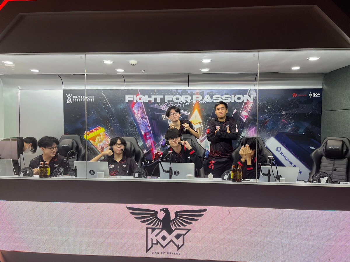 kogesports_th's tweet photo. ใกล้จะเริ่มเกมแรกแล้ว วันนี้พบกับค้างคาวสเปนอย่าลืมกำลังใจให้น้องๆ #kognewgen  ได้ที่การแข่งขัน #RPL2023Winter  นะค้าบ

 #KOG​ #เคโอจีเค้าเอาจริง #daerevers #toey_glasses #DCMAC #Danunaiza #PuPu #putter_jakkapat https://t.co/Tew0xFLAuW