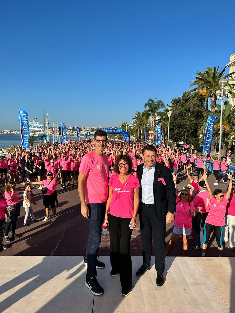 cestrosi's tweet photo. Au départ du #JoggingRose. Bravo à @ProtBarbara, à tous les bénévoles et partenaires de ce bel événement solidaire organisé par SOS Cancer du Sein. Félicitations à toutes les coureuses et coureurs qui s’élancent et s’engagent dans la lutte contre le cancer du sein. #OctobreRose https://t.co/VribcRJLzm