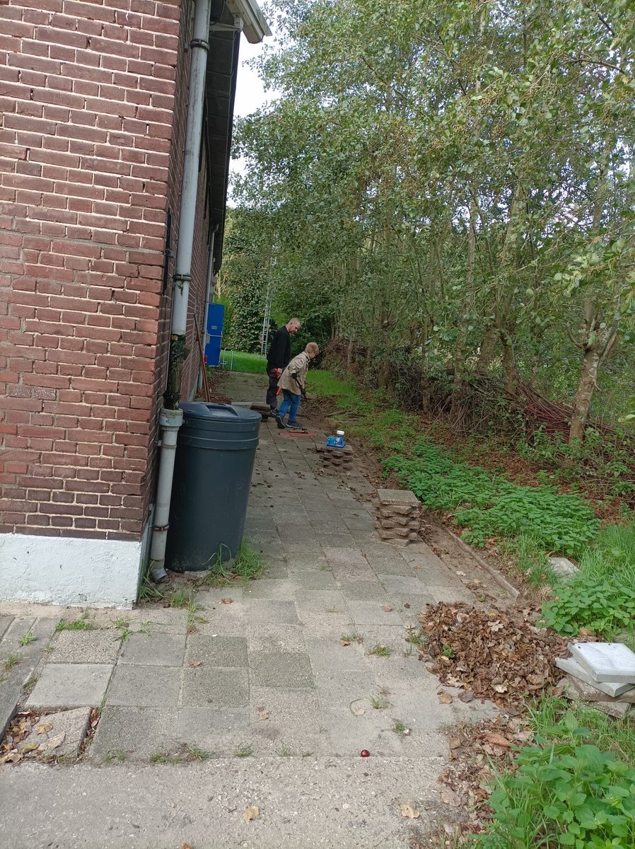 jhg_ede's tweet photo. Gisteren is de eerste klusdag met ouders in dit seizoen geweest. Met als resultaat een heg weer in model en ruim 5 m2 stoep weer recht gelegd. En onze jeugdleden hebben ons terrein opgeruimd 🧹
Al met al een geslaagde dag 😀 door betrokken en enthousiaste ouders❗️ https://t.co/NA2ZziXqxR