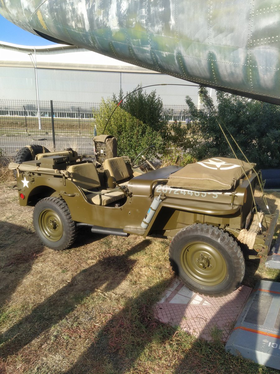 AATLSE31's tweet photo. Pour ce jour 2 du #WeekEndAuxAiles venez écouter la radio auprès de la Jeep Willys, derrière le Breguet 941 😉 https://t.co/2q0HlGmN4Q