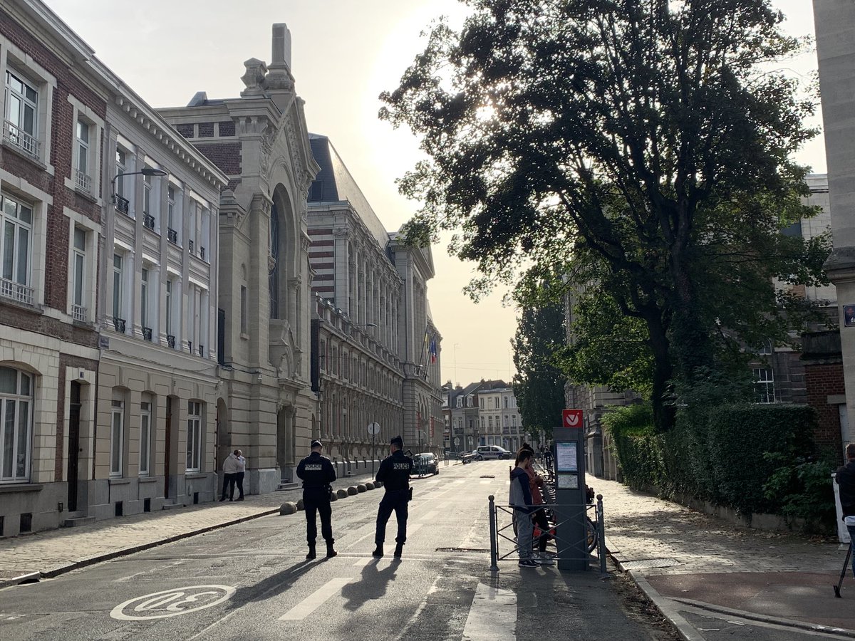 Office sous protection policière ce dimanche matin à la #synagogue de #Lille. « Moins de fidèles que d’habitude », explique un responsable. « Ambiance morose et inquiète pour les gens qu’on connaît en #Israel », précise un autre. ⁦<a href="/VDNLille/">VDN Lille Métropole</a>⁩ ⁦#gaza ⁦<a href="/lavoixdunord/">La Voix du Nord</a>⁩