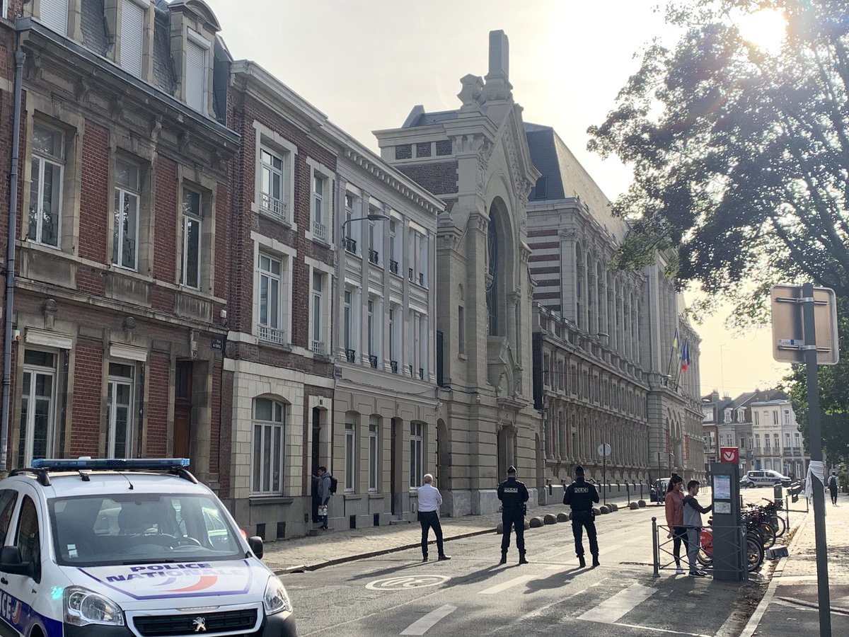 LBelaeed's tweet photo. Office sous protection policière ce dimanche matin à la #synagogue de #Lille. « Moins de fidèles que d’habitude », explique un responsable. « Ambiance morose et inquiète pour les gens qu’on connaît en #Israel », précise un autre. ⁦@VDNLille⁩ ⁦#gaza ⁦@lavoixdunord⁩ https://t.co/KKpS3Czvb7