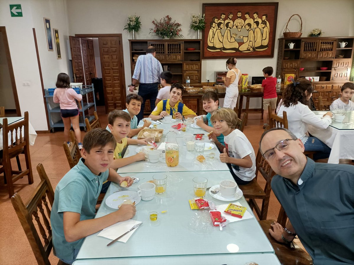 FrayLuisSCJ's tweet photo. #FindeSemanaenSalamanca

Nuestra excursión continuó ayer por la tarde con una visita a la ciudad y esta mañana estamos reponiendo fuerzas con un buen desayuno.

#FrayLuis75 #SomosDehonianos https://t.co/xWyswJ5YZR