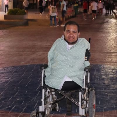 RedaHefny3's tweet photo. @Turki_alalshikh @RiyadhSeason أنا اسمي رضا احمد مولود بدون أطراف ولا يدين ولا قدامين متخرج من كليه اداب وحلمي اشوف حضرتك ياسياده المستشار https://t.co/3OrUvZvAmy