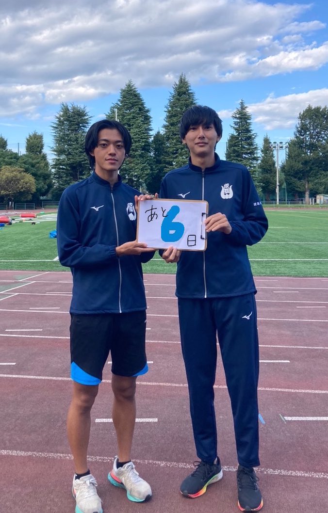 【箱根予選会】

箱根予選会まであと6日❤️‍🔥

本日の選手は、武信（1）、藤井（4）です！
期待の新人と頼れる先輩のツーショット📷
初めてのレースと最後のレースにご期待ください💪🏻