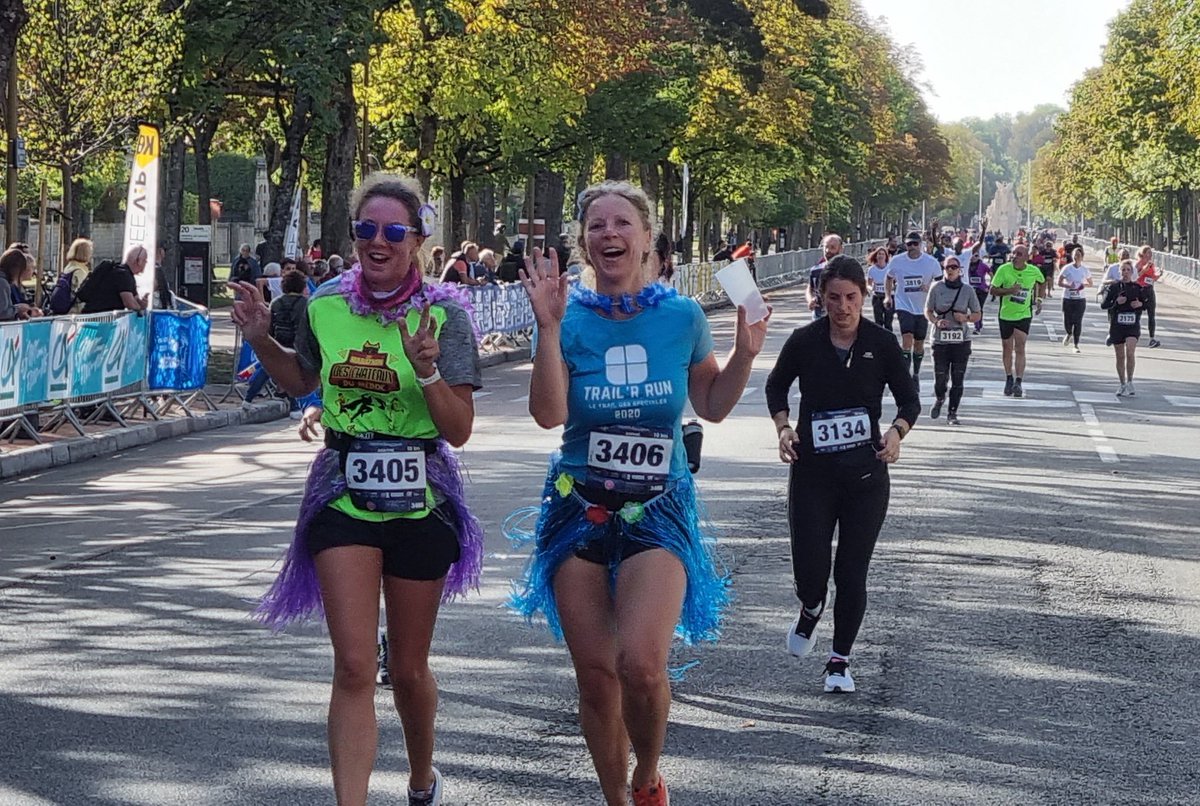 🏃🏃‍♀️ Et ça continue sur es allées du Parc. Ultimes arrivées du 10 km du Marathon des Grands Crus <a href="/Am_SportsDijon/">MarathonDesGrandsCrus</a>