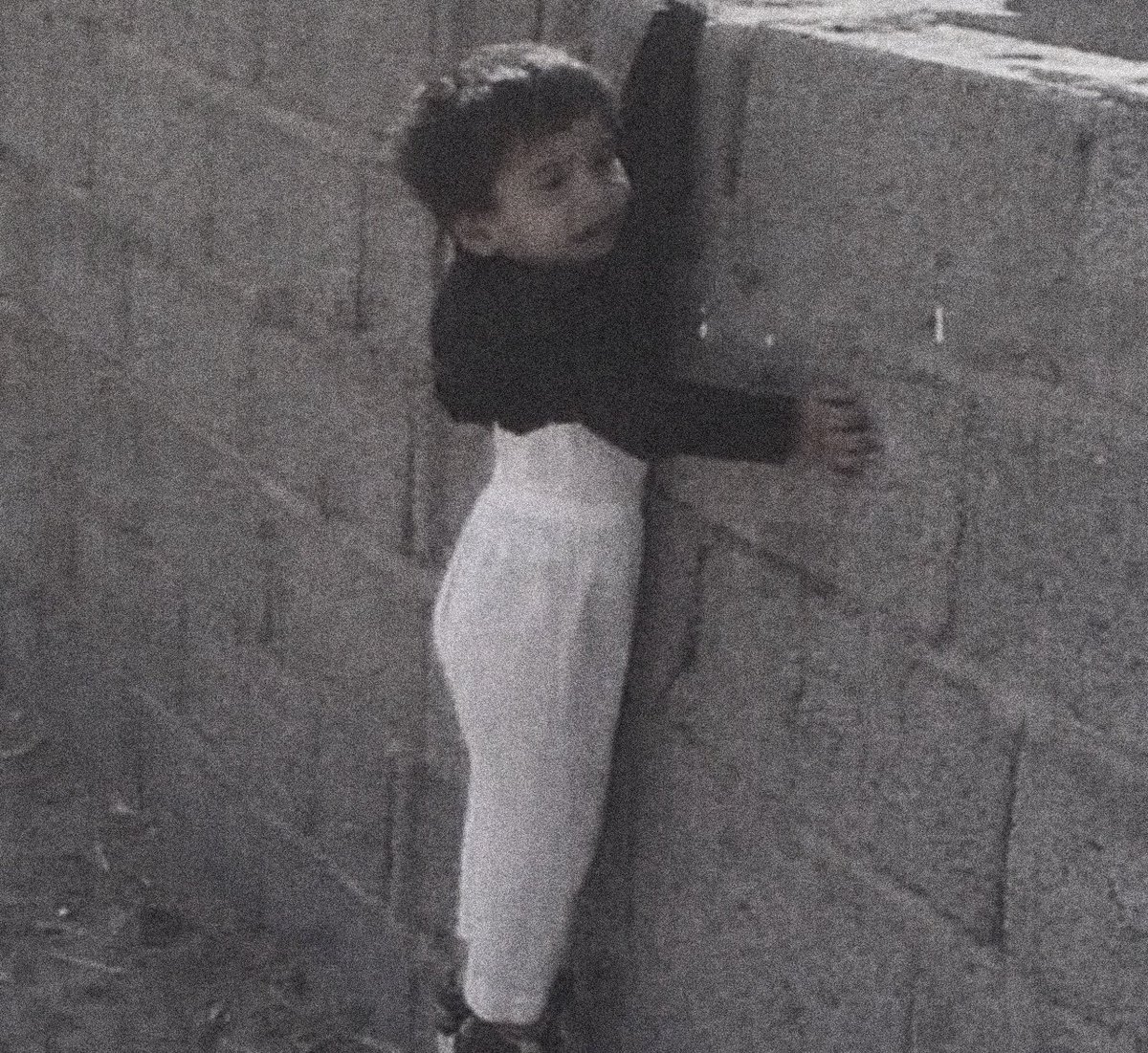 أنا كذيّا في غرامك .. تعلّقت
ترضى علي أبطي معلّق كذيّا ".