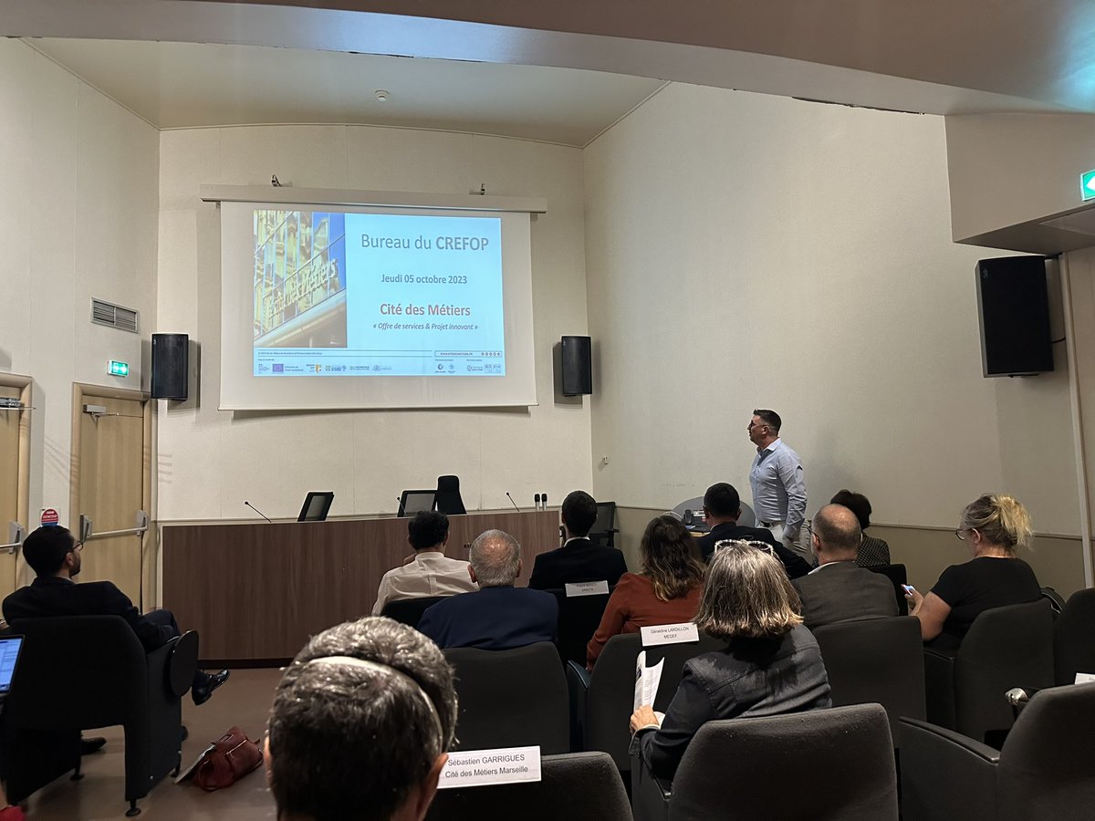 GARRIGUESseb's tweet photo. Jeudi dernier s’est tenu le bureau du CREFOP ! La @Citedesmetiers était invitée pour présenter son offre de service et son projet innovant. https://t.co/DbIhfHChTA