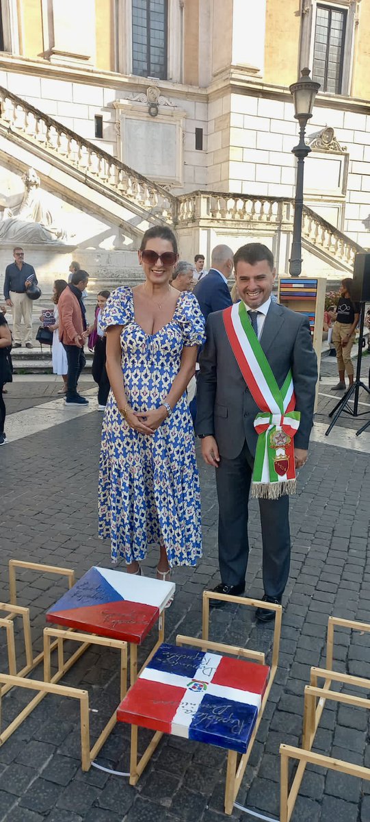 CZinRome's tweet photo. 7/10/2023 in Campidoglio, in organizazzione della @CittaMetroRoma @angeluccimarian e #TizianaBiolghini installazione spettacolare di “LaBandieraDelMondo” di @m_pistoletto #AngeloSavarese @_cittadellarte in presenza di @CzechMFA_Rome🇨🇿. 

#pacepreventiva #terzoparadiso 
@CzechMFA https://t.co/skLQAK6hiw