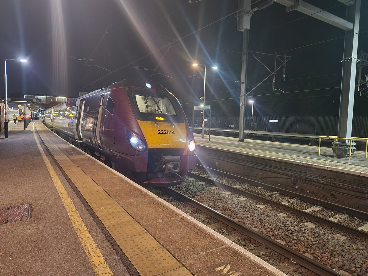 thesatnav89's tweet image. Haven't posted much lately so here's my steed 222014  last night at Bedford as services was spinning at Bedford due to the  engineering block on awaiting departure of 1y57   @EastMidRailway  service to corby #weekendwork #222 #Trainguard
