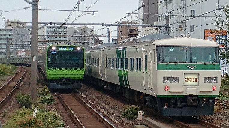 toei_v355's tweet photo. 10/8(日) 185系B6編成  9833M
臨時特急鹿沼秋まつり号

顔ブレてますが、昨日の汚名返上(？)
昨日よりかはまともな185系の
良い写真を撮ることが出来ました
途中で池袋方面の列車とすれ違う形で
編成写真は撮れなかったですが

僕を含め3人同業者がいました
撮っていた皆さんありがとうございました https://t.co/vNYDTFcfrK