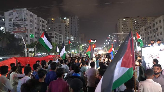 RTEUrdu's tweet photo. کراچی، پاکستان میں نوجوان اسرائیلی قبضے کے خلاف فلسطینیوں کی بہادرانہ مزاحمت کے ساتھ اظہار یکجہتی کر رہے ہیں۔ https://t.co/b7lVt8Ws9E