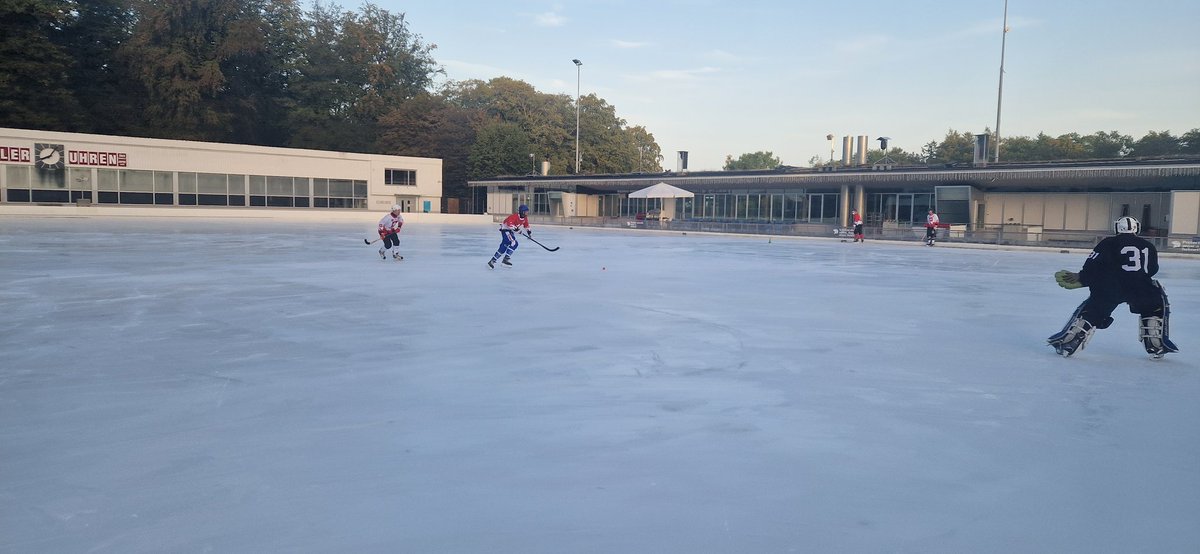 First time this season on large ice field. Amazing that Dolder has managed to freeze ice with daily temperatures of 25 degrees last week and clear blue sky. 15°C when today's practice ended.