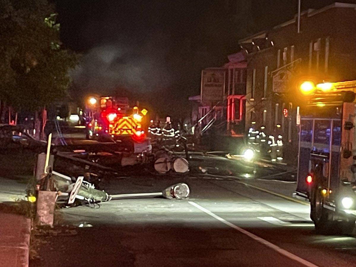 Cameradenuit2's tweet photo. Gatineau secteur Buckingham Intersection 
av Buckingham et Maclaren 

Accident spectaculaire une auto prend feu après avoir endommagés plusieurs Pôteaux d’Hydro
Secteur à éviter période de temps indéterminé

Vous avez des photos ou des videos ? info@cameradenuit.ca https://t.co/lbsM4vTLtg