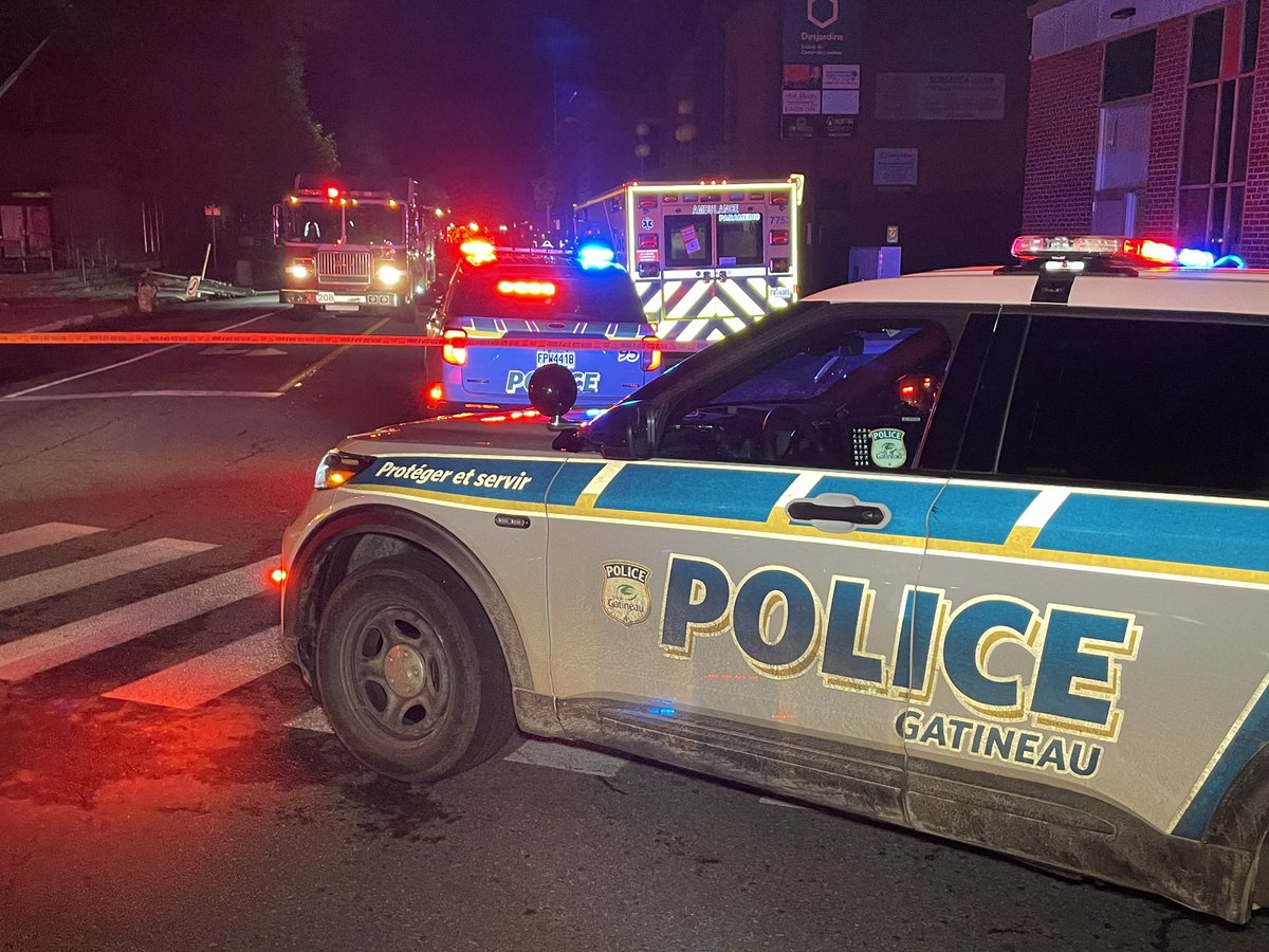 Cameradenuit2's tweet photo. Gatineau secteur Buckingham Intersection 
av Buckingham et Maclaren 

Accident spectaculaire une auto prend feu après avoir endommagés plusieurs Pôteaux d’Hydro
Secteur à éviter période de temps indéterminé

Vous avez des photos ou des videos ? info@cameradenuit.ca https://t.co/lbsM4vTLtg