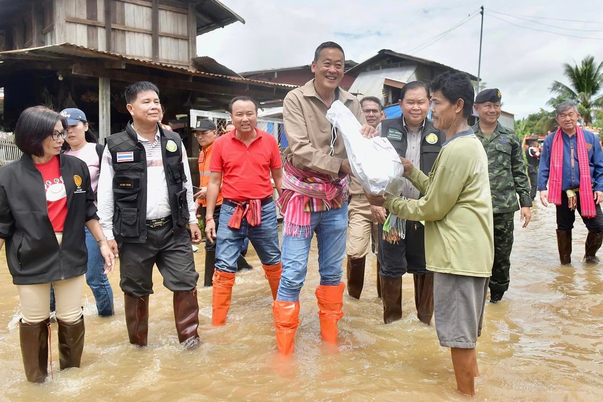 army2pr's tweet photo. พลโทอดุลย์  บุญธรรมเจริญ แม่ทัพภาคที่ 2  ร่วมภารกิจกับ นายเศรษฐา  ทวีสิน นายกรัฐมนตรี พร้อมคณะ  และ รมว.กลาโหม เยี่ยมพบปะประชาชน ณ บ้านทรายงาม ต.กุดกุง อ.คำเขื่อนแก้ว จ.ยโสธร และมอบสิ่งของช่วยเหลือผู้ประสบอุทกภัย
#น้ำท่วม #กองทัพบก
#กองทัพภาคที่2 https://t.co/0z92Ny9dld