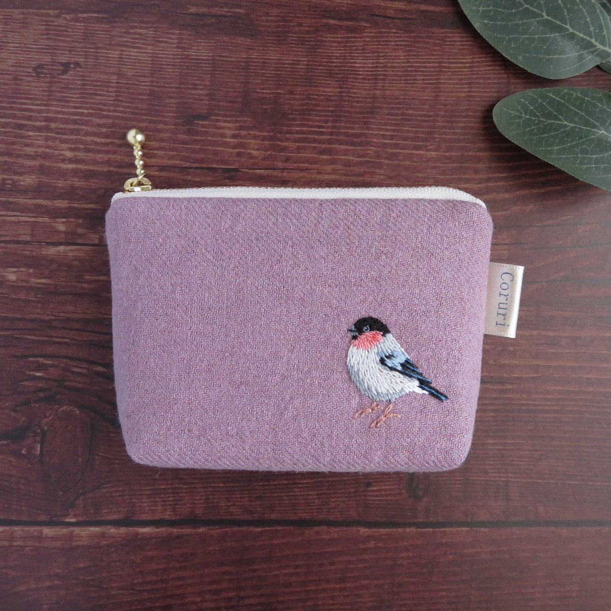 Coruri38's tweet photo. リネンウールの刺繍ポーチなど数点出品しました🌿
今回新しくウソさんの刺繍を制作しました。
赤いほっぺにモチッとした身体がとても可愛らしくて、癒される野鳥さんです。
過去の作品をリニューアルしたシマエナガさんの刺繍ポーチもあります♪
ぜひみていただけると嬉しいです☺️

#ハンドメイド https://t.co/wYjViX4YSg