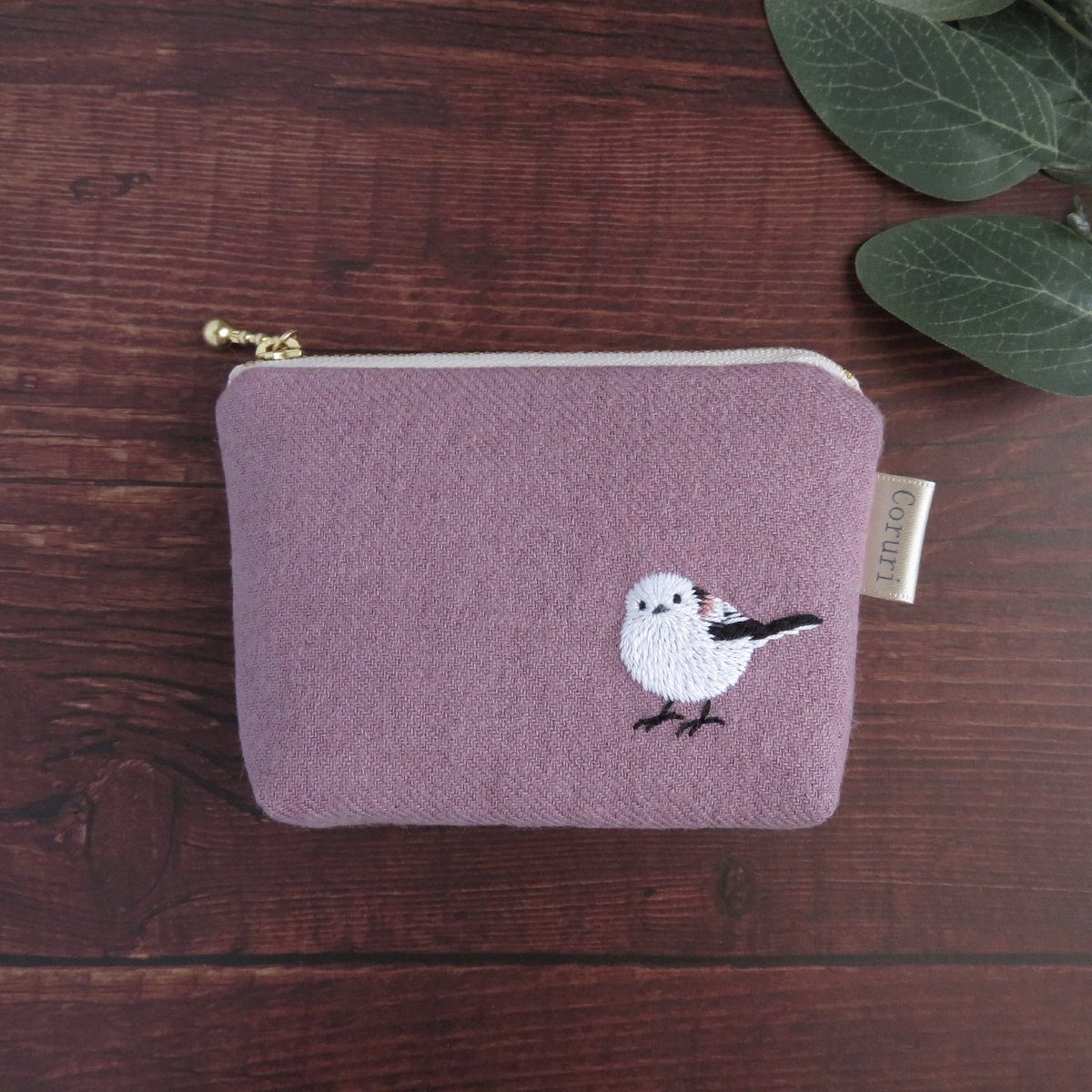 Coruri38's tweet photo. リネンウールの刺繍ポーチなど数点出品しました🌿
今回新しくウソさんの刺繍を制作しました。
赤いほっぺにモチッとした身体がとても可愛らしくて、癒される野鳥さんです。
過去の作品をリニューアルしたシマエナガさんの刺繍ポーチもあります♪
ぜひみていただけると嬉しいです☺️

#ハンドメイド https://t.co/wYjViX4YSg