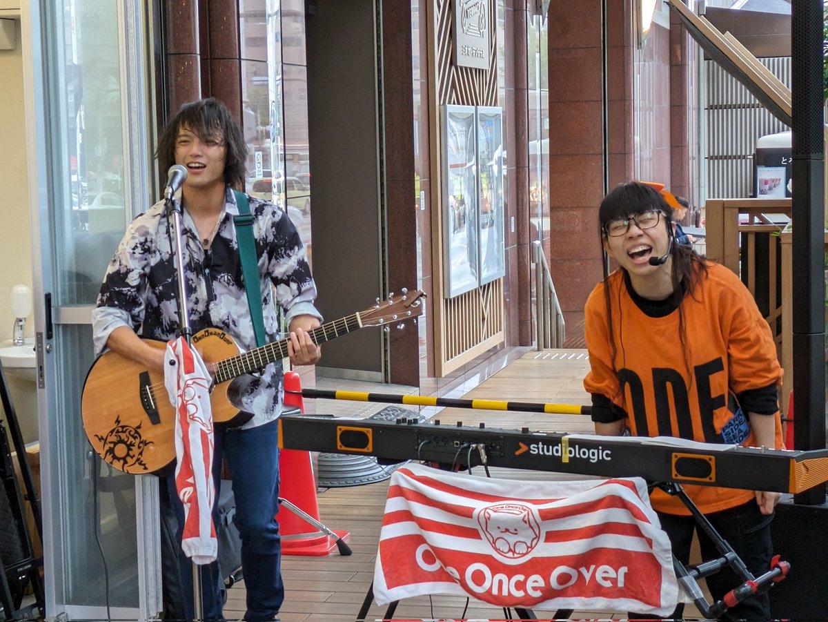 youhei_smile's tweet image. 今日、 10/8(日) は、ココ！

#アベテンストリートバタフライ

4組目は、
#OneOnceOver

久しぶりの演奏です。
普段は、通路の場所が会場に！
小さなステージでしたが、ワンワンのパワーは健在です✊