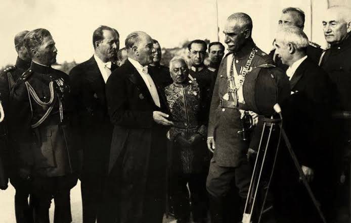 MimAydinApaydin's tweet image. Dış Politika için Mustafa Kemal Atatürk&apos;ün 5 tavsiyesi:

1- Komşularınızın iç işlerine karışmayın.
2- Rusya’yı tahrik etmeyin.
3- Arap ülkeleriyle tarihi, sosyal, kültürel ilişkilerinizi geliştirin. Fakat aralarındaki anlaşmazlıklara karışmayın.
4- Sormadan akıl vermeyin.
5- Batı…