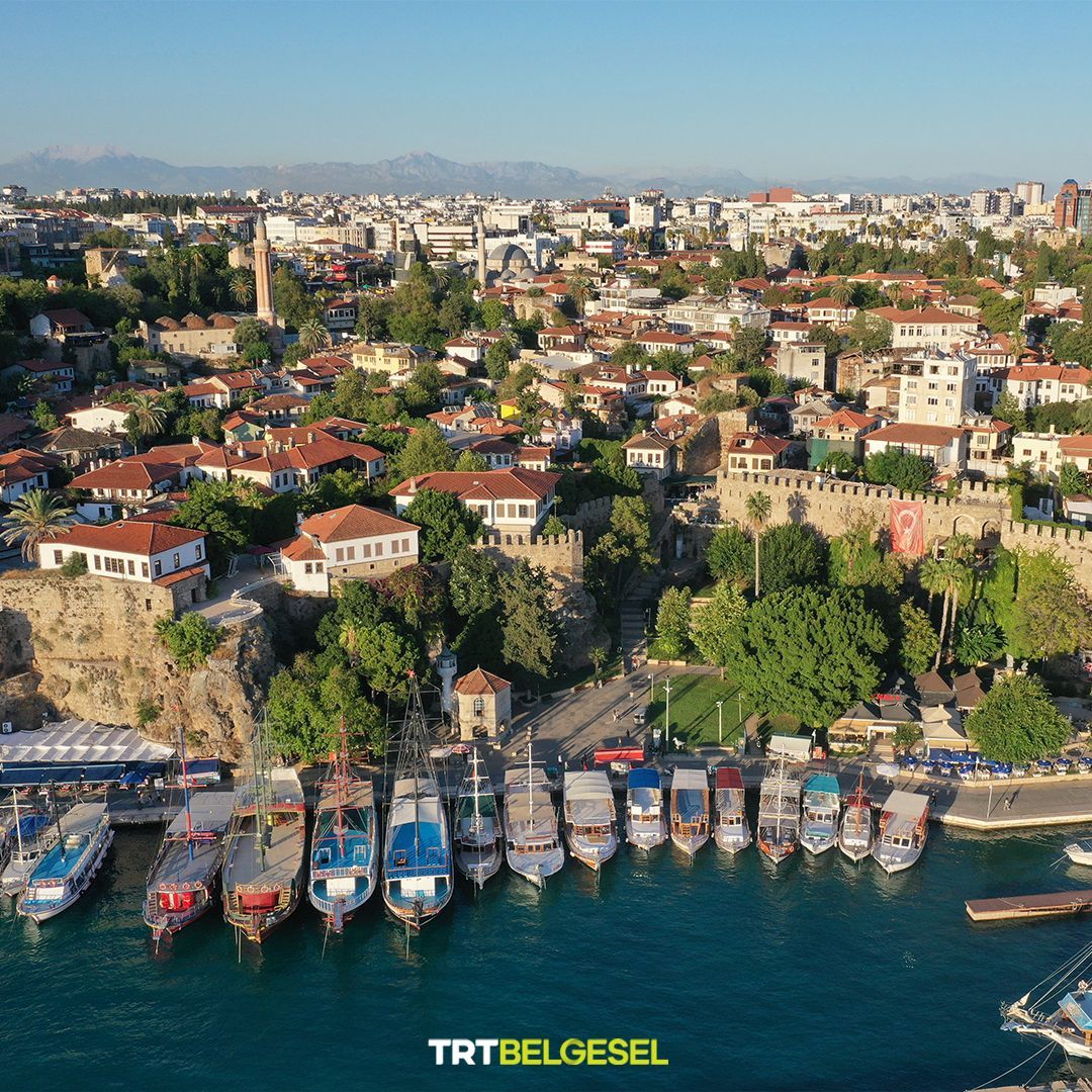 TRTBelgesel's tweet photo. Antalya'nın geçmişe açılan kapısı: "Kaleiçi" 🏞️
Selçuklu, Osmanlı ve Rum mimarisinin izlerini taşıyan evleri, birçok tarihî yapısı ve daracık sokakları ile dikkat çeken Kaleiçi, Antalya’nın en eski yerleşim bölgelerinden biri. 🏘️
📸: AA https://t.co/XggpAO95QJ