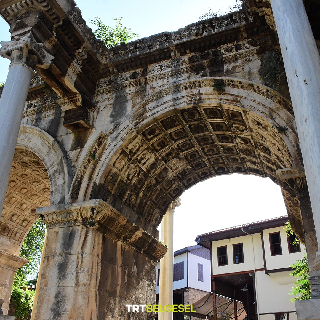 TRTBelgesel's tweet photo. Antalya'nın geçmişe açılan kapısı: "Kaleiçi" 🏞️
Selçuklu, Osmanlı ve Rum mimarisinin izlerini taşıyan evleri, birçok tarihî yapısı ve daracık sokakları ile dikkat çeken Kaleiçi, Antalya’nın en eski yerleşim bölgelerinden biri. 🏘️
📸: AA https://t.co/XggpAO95QJ