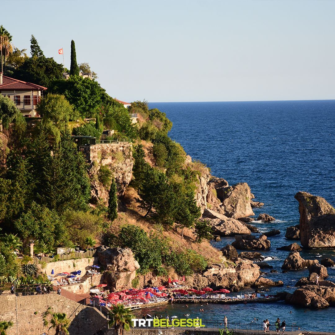 Antalya'nın geçmişe açılan kapısı: "Kaleiçi" 🏞️
Selçuklu, Osmanlı ve Rum mimarisinin izlerini taşıyan evleri, birçok tarihî yapısı ve daracık sokakları ile dikkat çeken Kaleiçi, Antalya’nın en eski yerleşim bölgelerinden biri. 🏘️
📸: AA