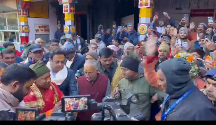 HindusthanUk's tweet photo. बदरीनाथ धाम से केदारनाथ को रवाना हुए मुख्यमंत्री योगी आदित्यनाथ। https://t.co/8YSYtqiQsP