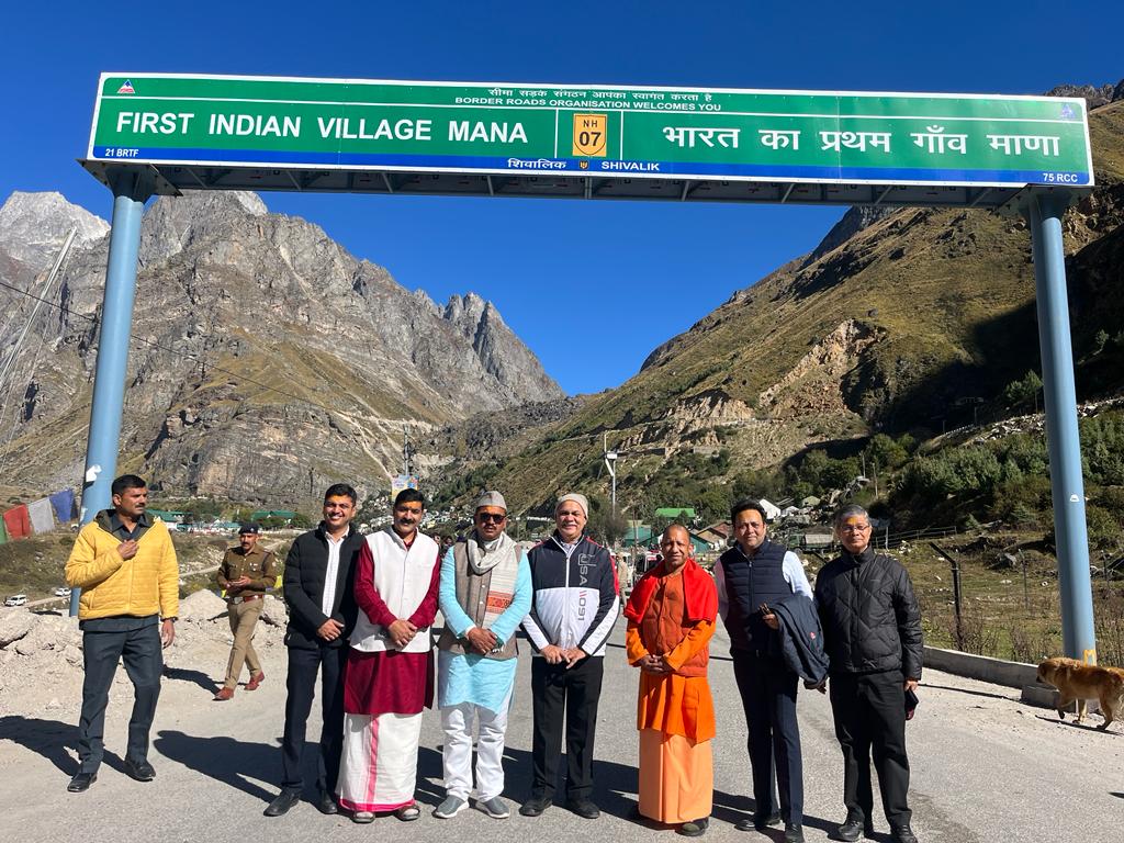 HindusthanUk's tweet photo. बदरीनाथ धाम से केदारनाथ को रवाना हुए मुख्यमंत्री योगी आदित्यनाथ। https://t.co/8YSYtqiQsP