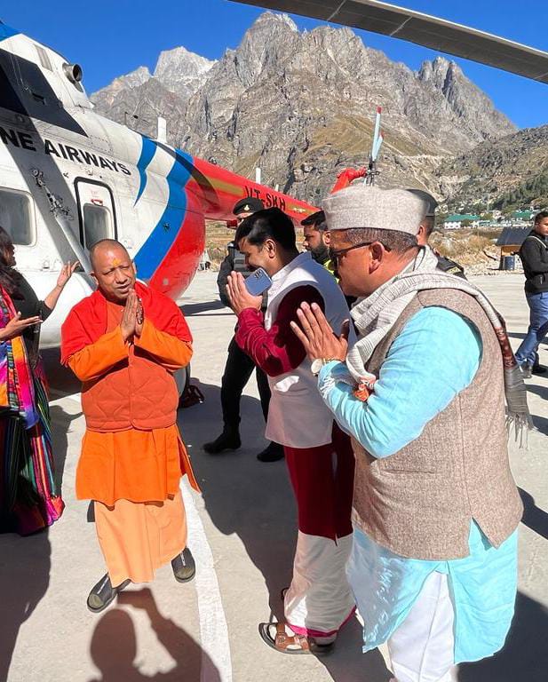 HindusthanUk's tweet photo. बदरीनाथ धाम से केदारनाथ को रवाना हुए मुख्यमंत्री योगी आदित्यनाथ। https://t.co/8YSYtqiQsP